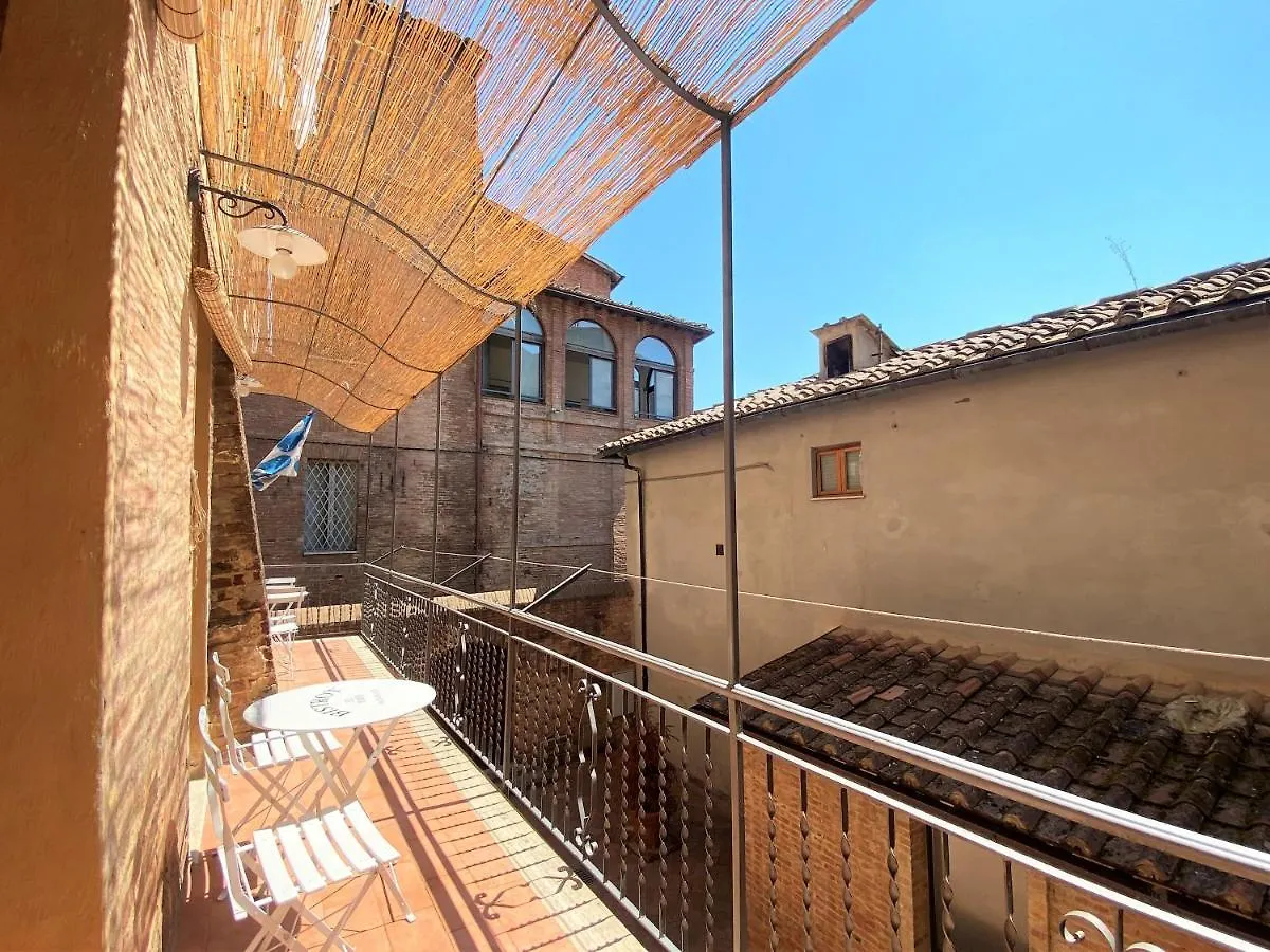 La Fonte-With Balcony Close By Piazza Del Campo Siena