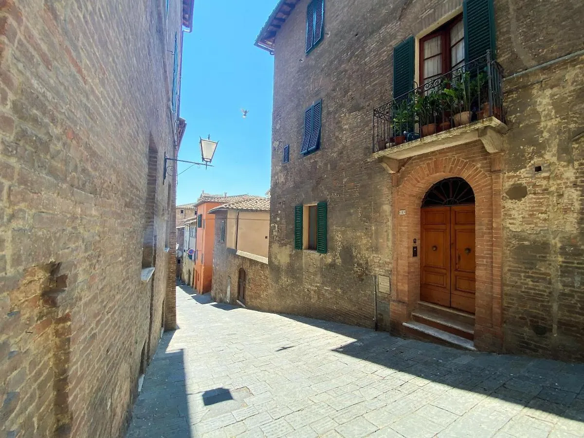 La Fonte-With Balcony Close By Piazza Del Campo Siena 0*,  Italien