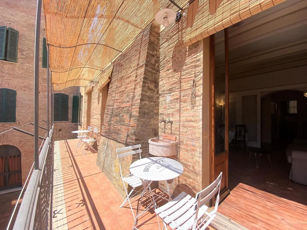 La Fonte-With Balcony Close By Piazza Del Campo Sienne Appartement